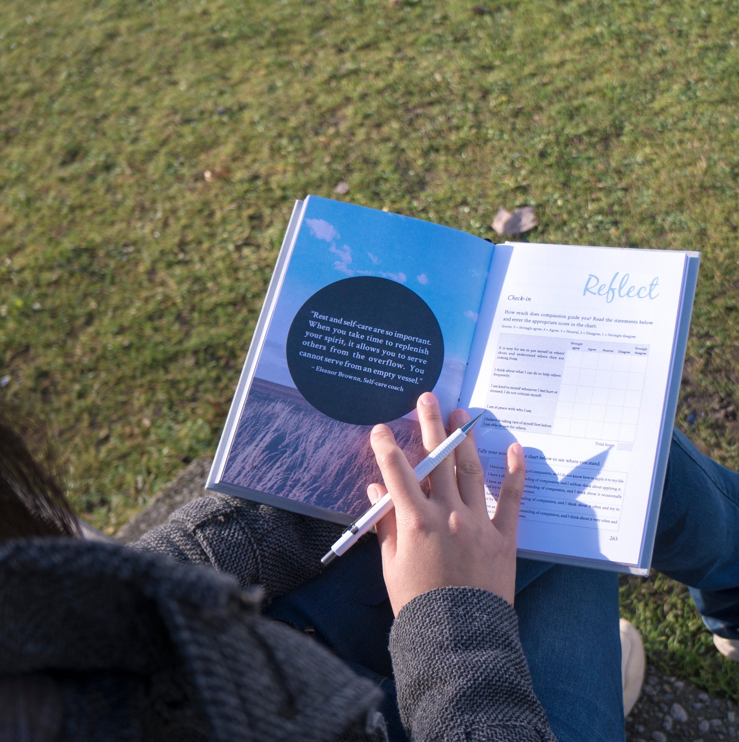 Her Words, Her Guide logo